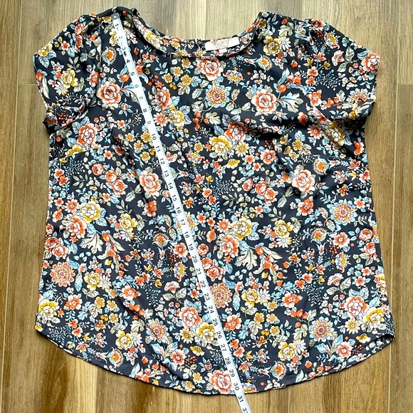 LOFT PLUS Floral Button Back Blouse with Split Overlapping Flutter Sleeves - Picture 4 of 13